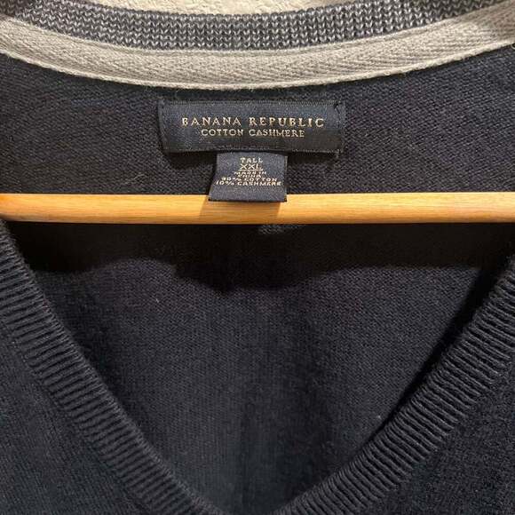 Banana Republic Men's Blue V-Neck Sweater - Picture 2 of 3